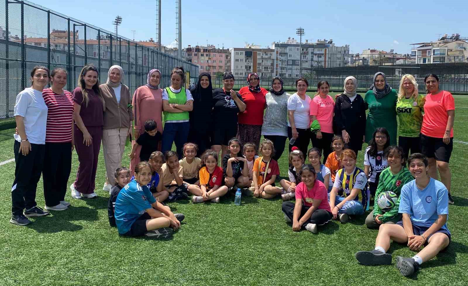 Anneler çocukları için sahaya çıktı
