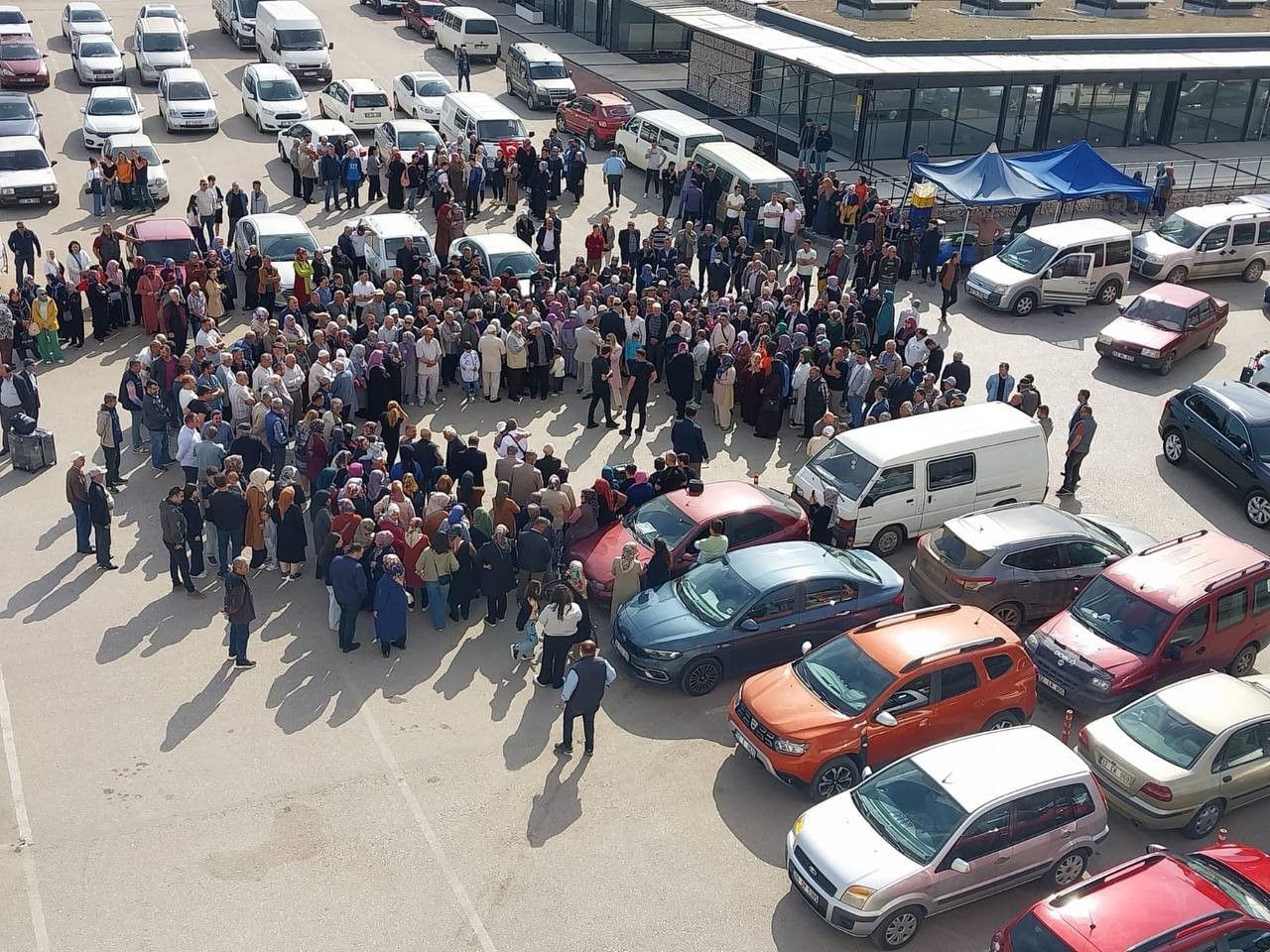 Eğirdir&rsquo;de dualar semaya, hacı adayları kutsal topraklara g&ouml;zyaşlarıyla uğurlandı
