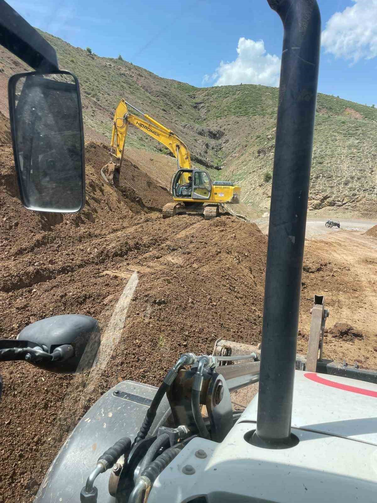 Elazığ&rsquo;da heyelan nedeniyle zarar g&ouml;ren k&ouml;y yollarının onarımı s&uuml;r&uuml;yor
