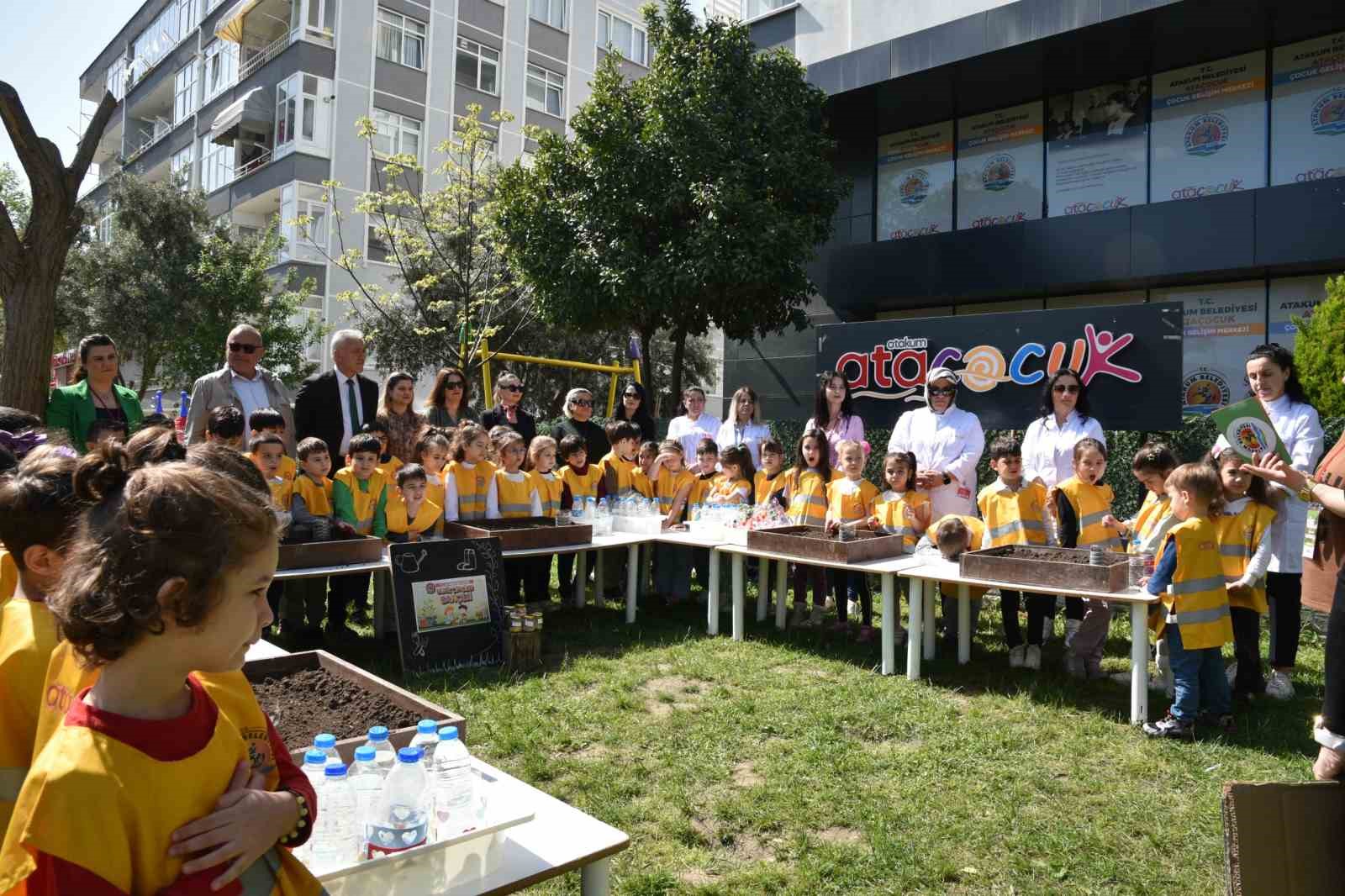 Atakumlu minikler, sebze ve meyve tohumlarını toprakla buluşturdu