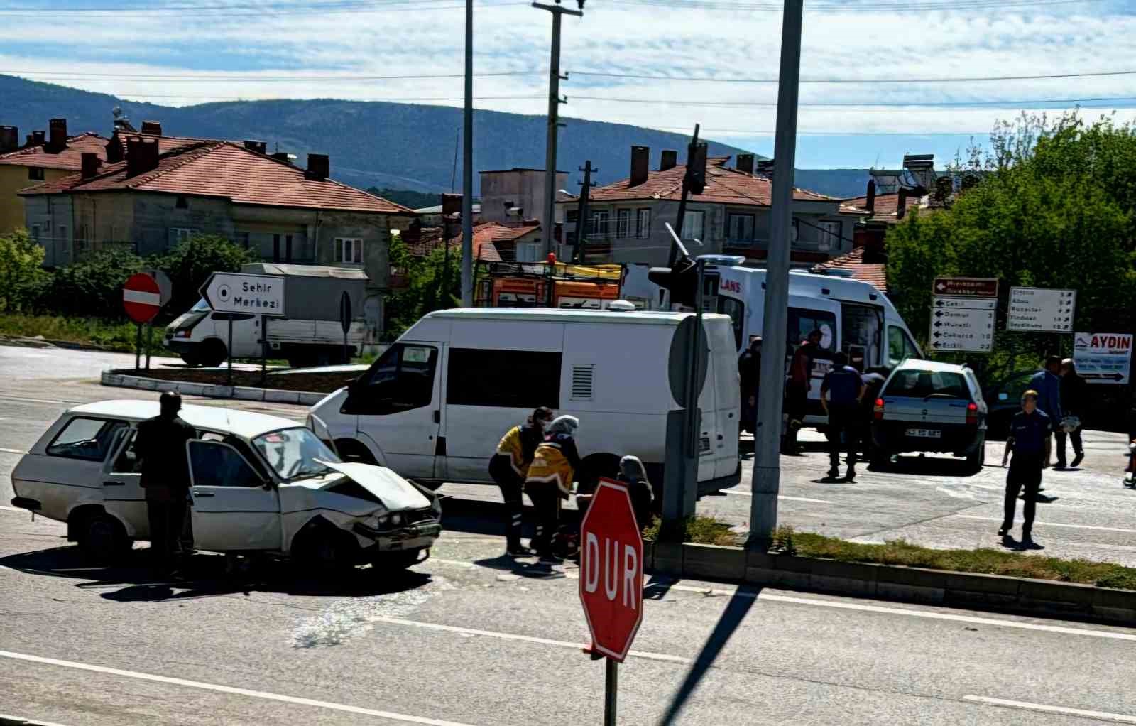 Domaniç'te meydana gelen trafik kazasında 5 kişi yaralandı. IHAA raporladı.