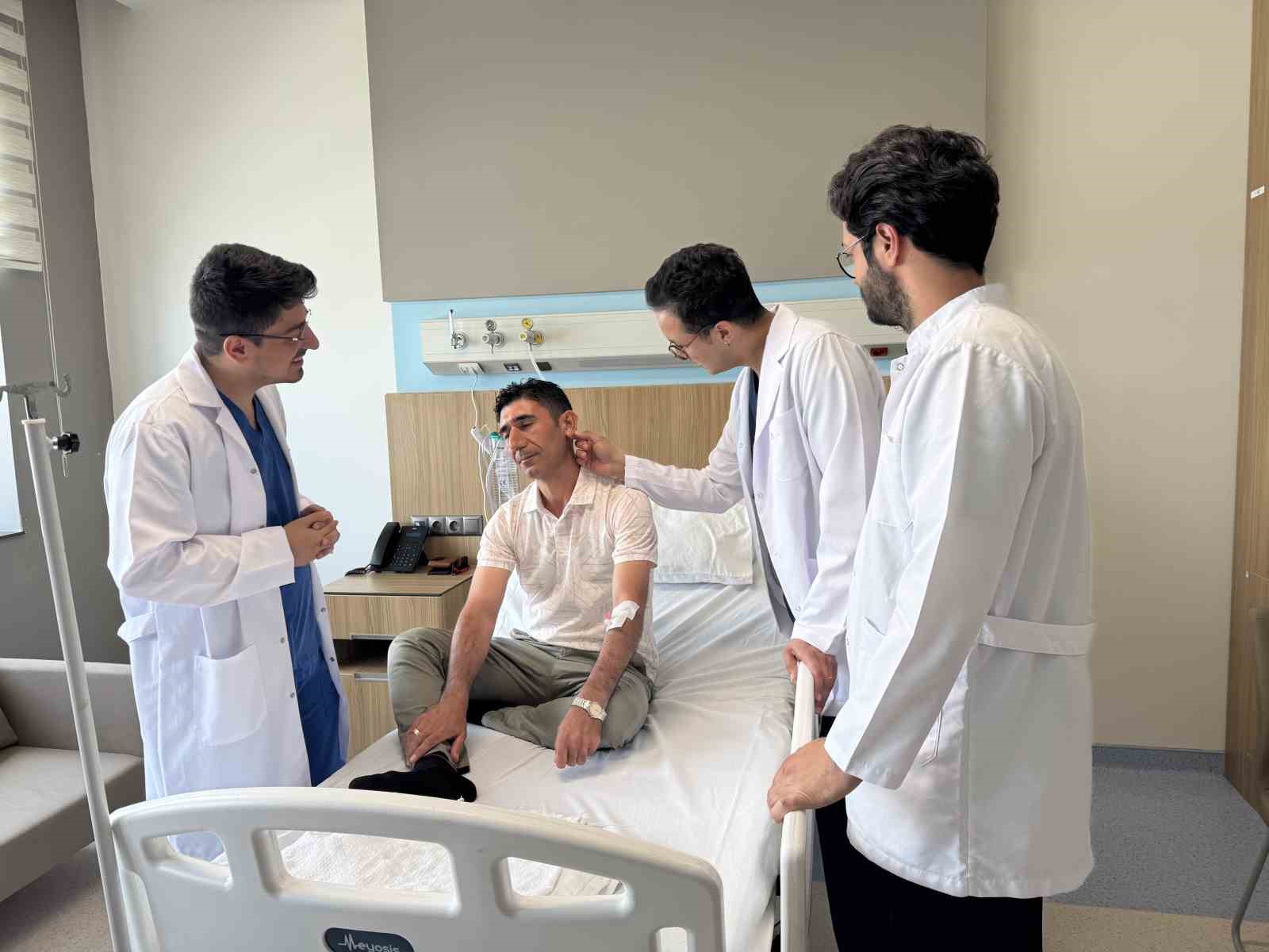 Kopan kulak memesi süpermikrocerrahi ile yerine dikildi
