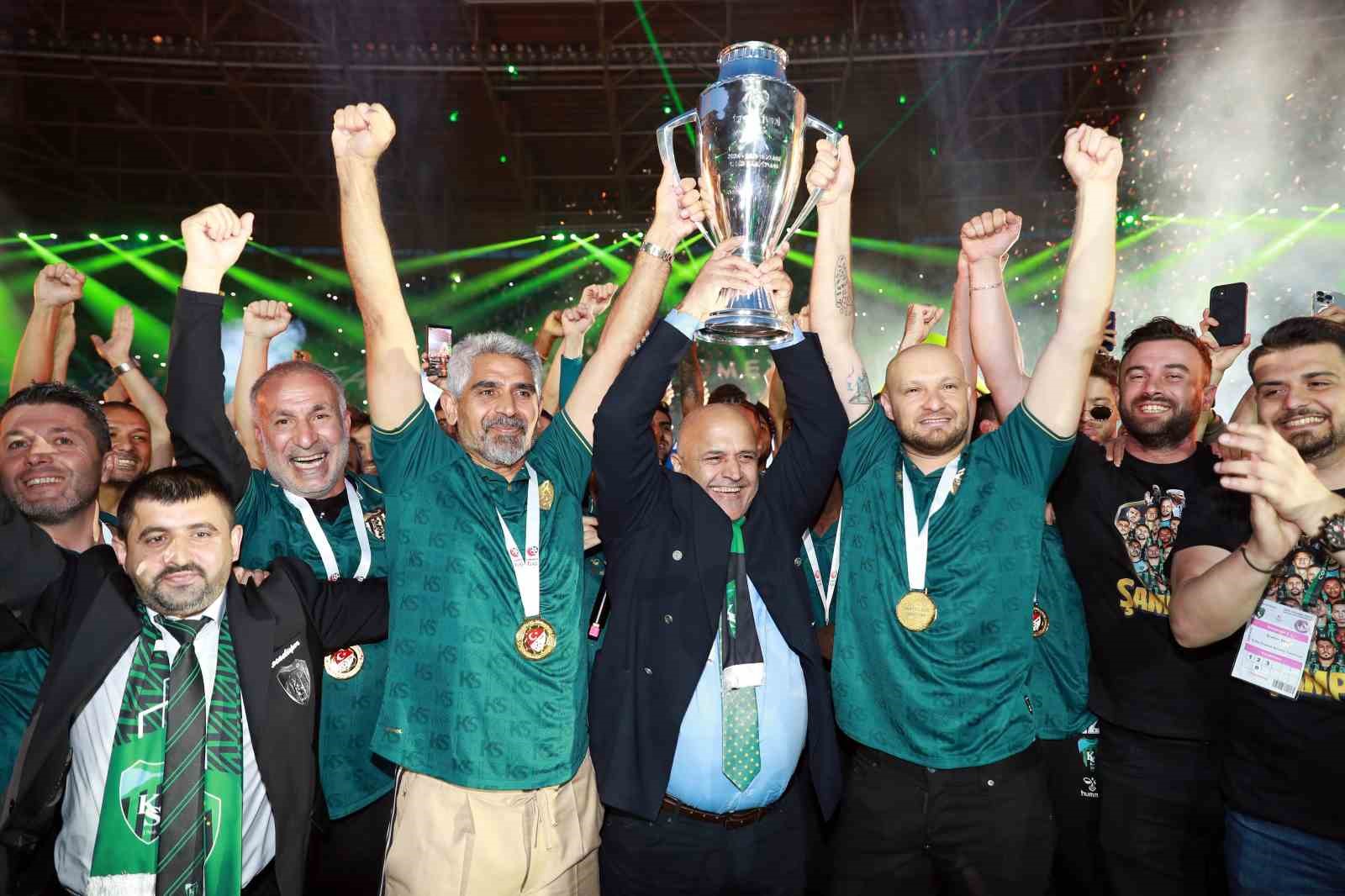 Kocaelispor, 38 maçın 21’ini kazanarak şampiyon oldu