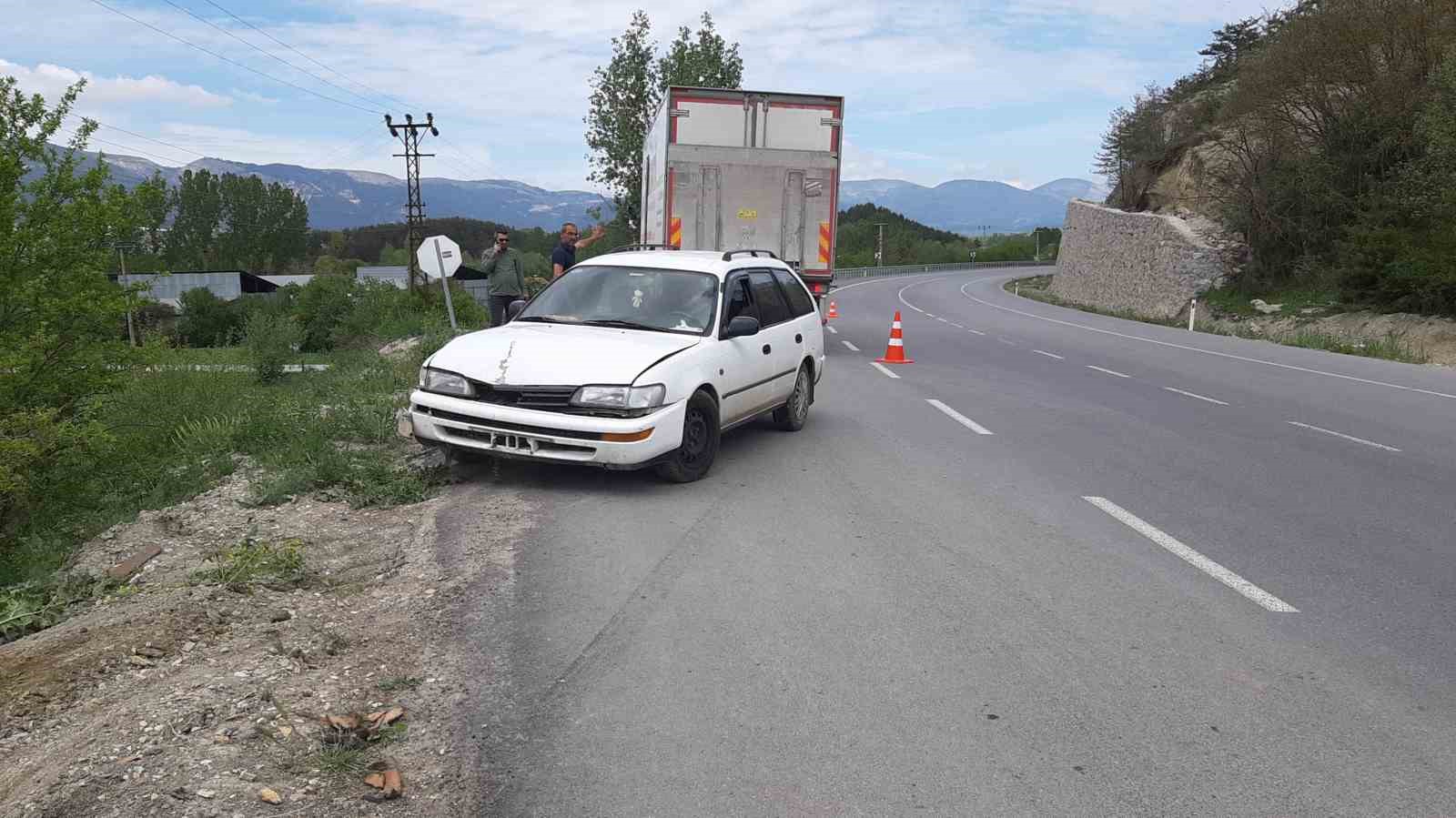 Kamyona &ccedil;arpmamak i&ccedil;in manevra yaptı: Faciadan d&ouml;n&uuml;ld&uuml;
