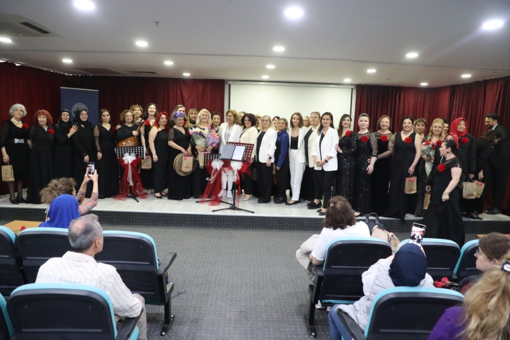 Gaziosmanpaşa’da Anneler Günü kutlamaları renkli görüntülere sahne oldu