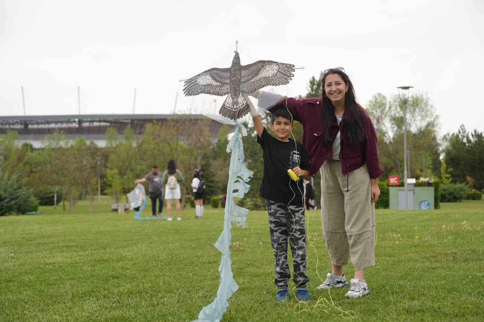Dünya Göçmen Kuşlar Günü etkinliğinde gökyüzü uçurtmalarla renklendi