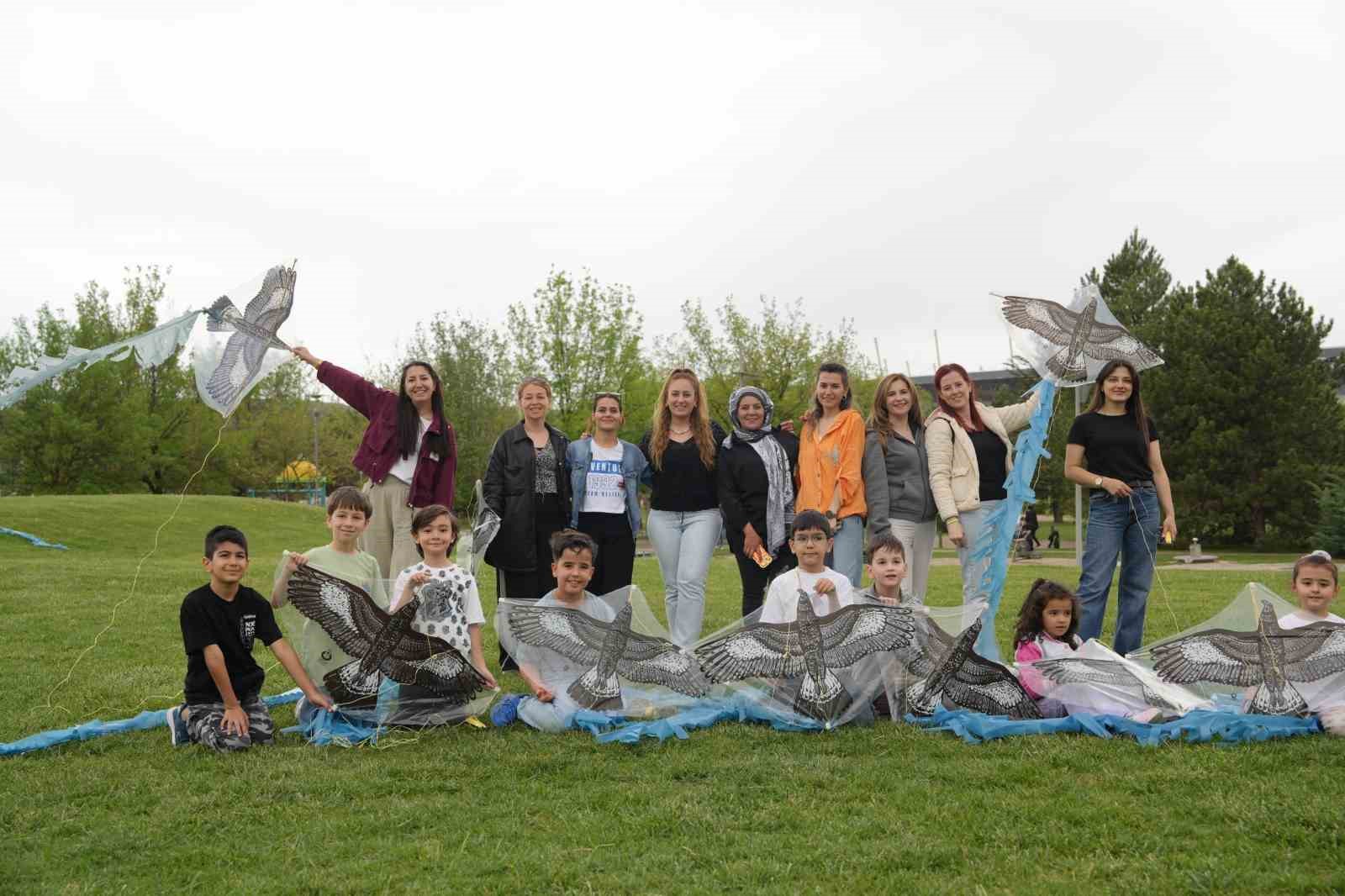 D&uuml;nya G&ouml;&ccedil;men Kuşlar G&uuml;n&uuml; etkinliğinde g&ouml;ky&uuml;z&uuml; u&ccedil;urtmalarla renklendi
