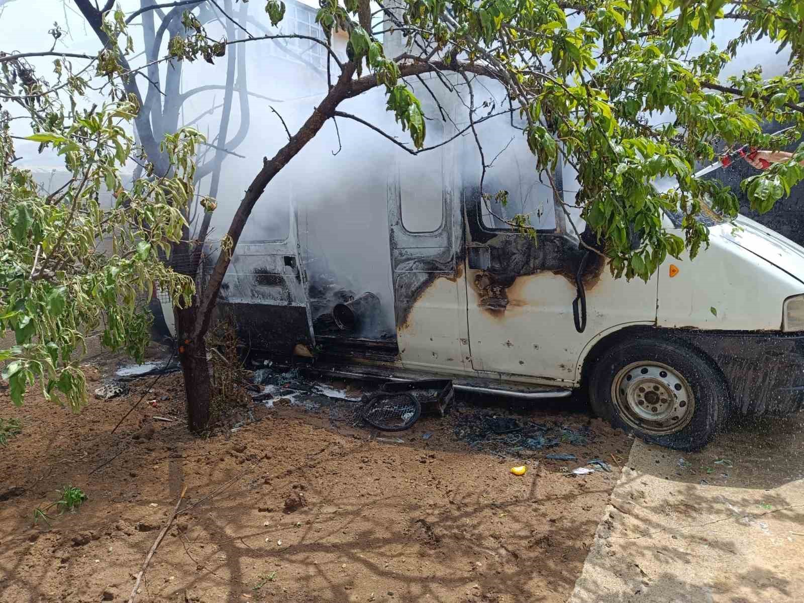 Tuşba’da park halindeki minibüs yandı