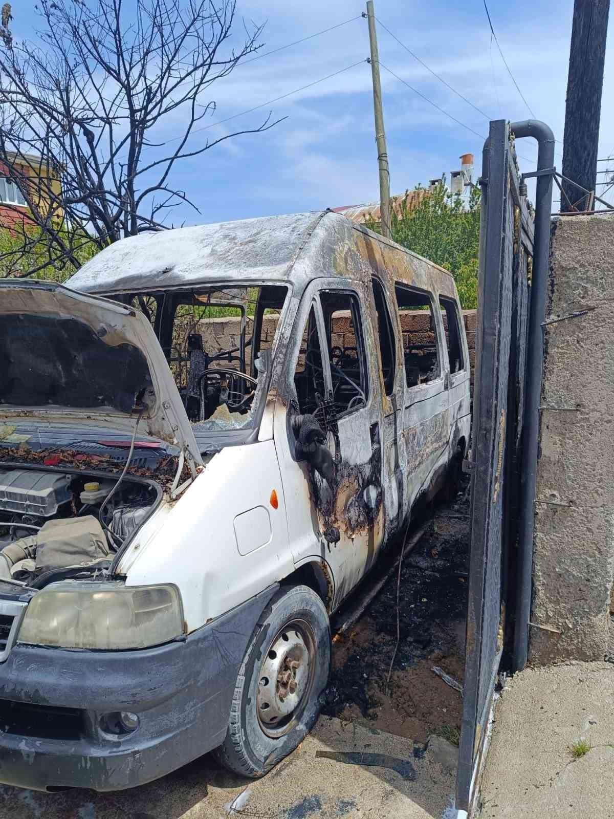 Tuşba&rsquo;da park halindeki minib&uuml;s yandı
