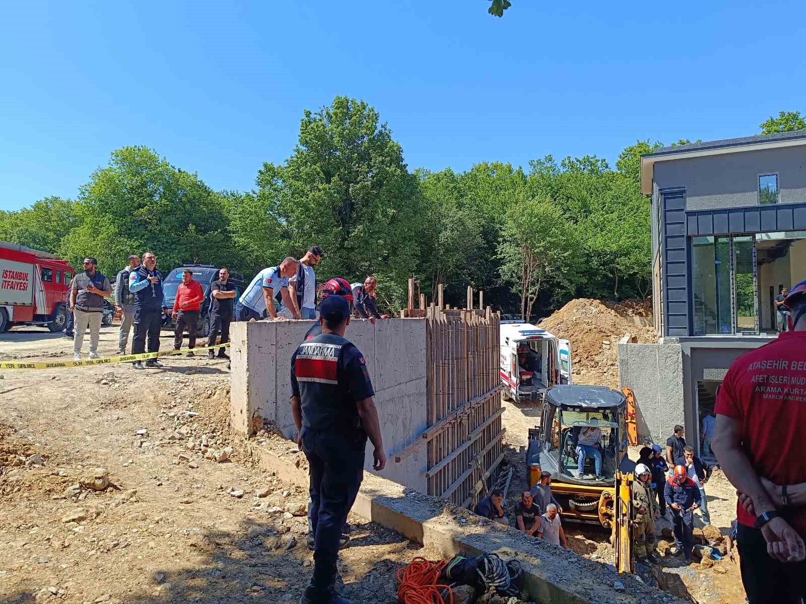 &Ccedil;ekmek&ouml;y&rsquo;de inşaat alanında g&ouml;&ccedil;&uuml;k meydana geldi. G&ouml;&ccedil;&uuml;kte mahsur kalan iş&ccedil;ilerin olduğu &ouml;ğrenilirken olay yerine &ccedil;ok sayıda itfaiye ve sağlık ekibi sevk edildi.
