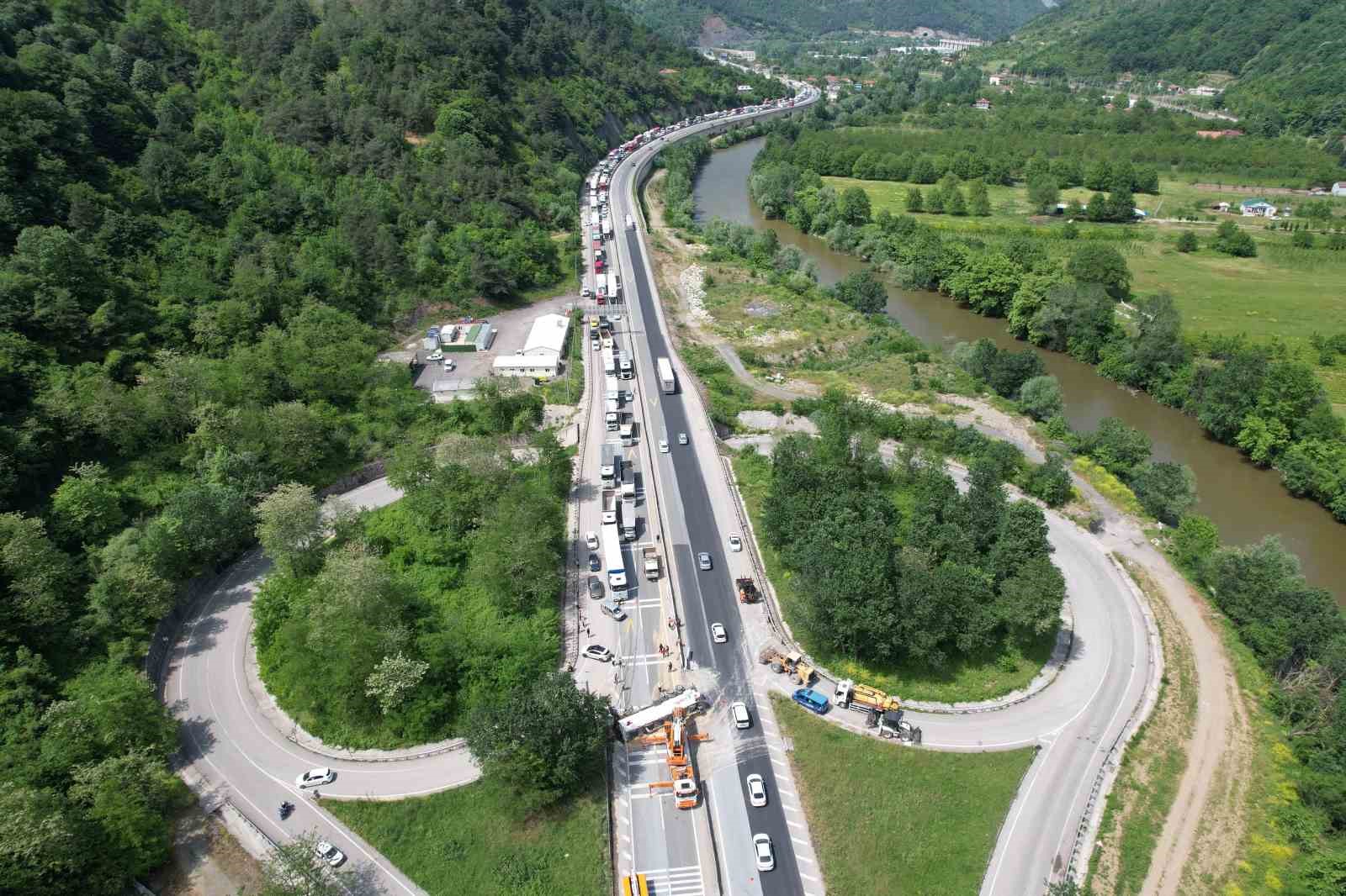 Hafif ticari araca çarpan 25 ton tavuk yemi yüklü tır D-650’yi kapattı