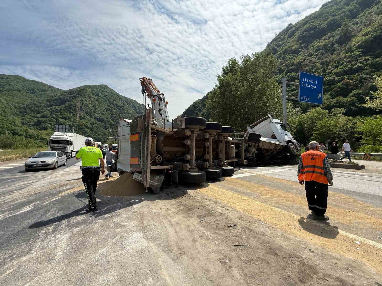Hafif ticari araca çarpan 25 ton tavuk yemi yüklü tır D-650’yi kapattı