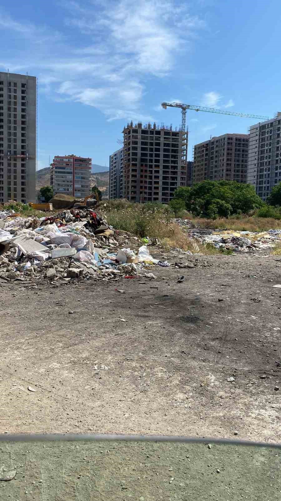 &Ouml;rnekk&ouml;y&rsquo;de, adına yakışmayan &ccedil;&ouml;p yığınları &ccedil;&ouml;z&uuml;m bekliyor
