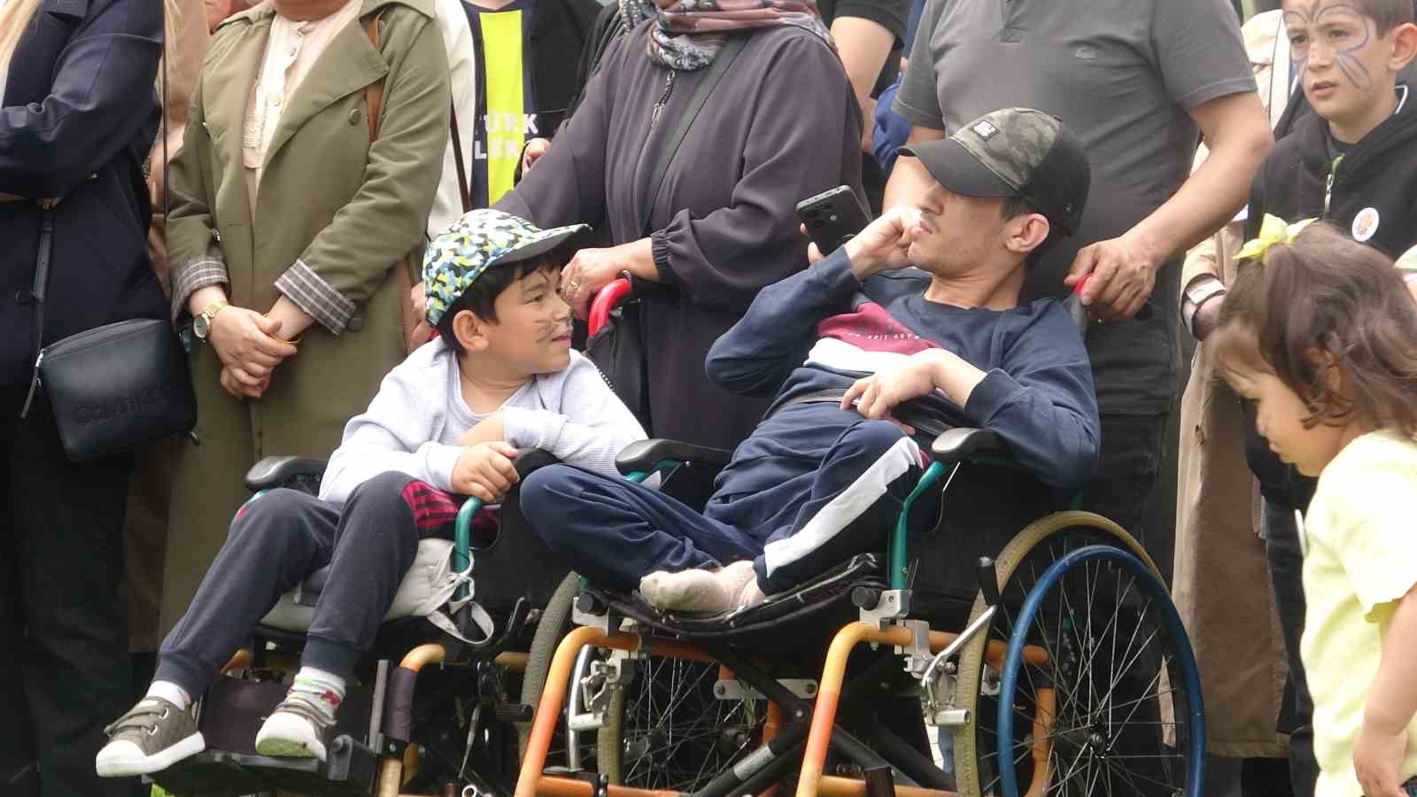 &Ouml;zel bireyler d&uuml;zenlenen festivalle sosyalleşti
