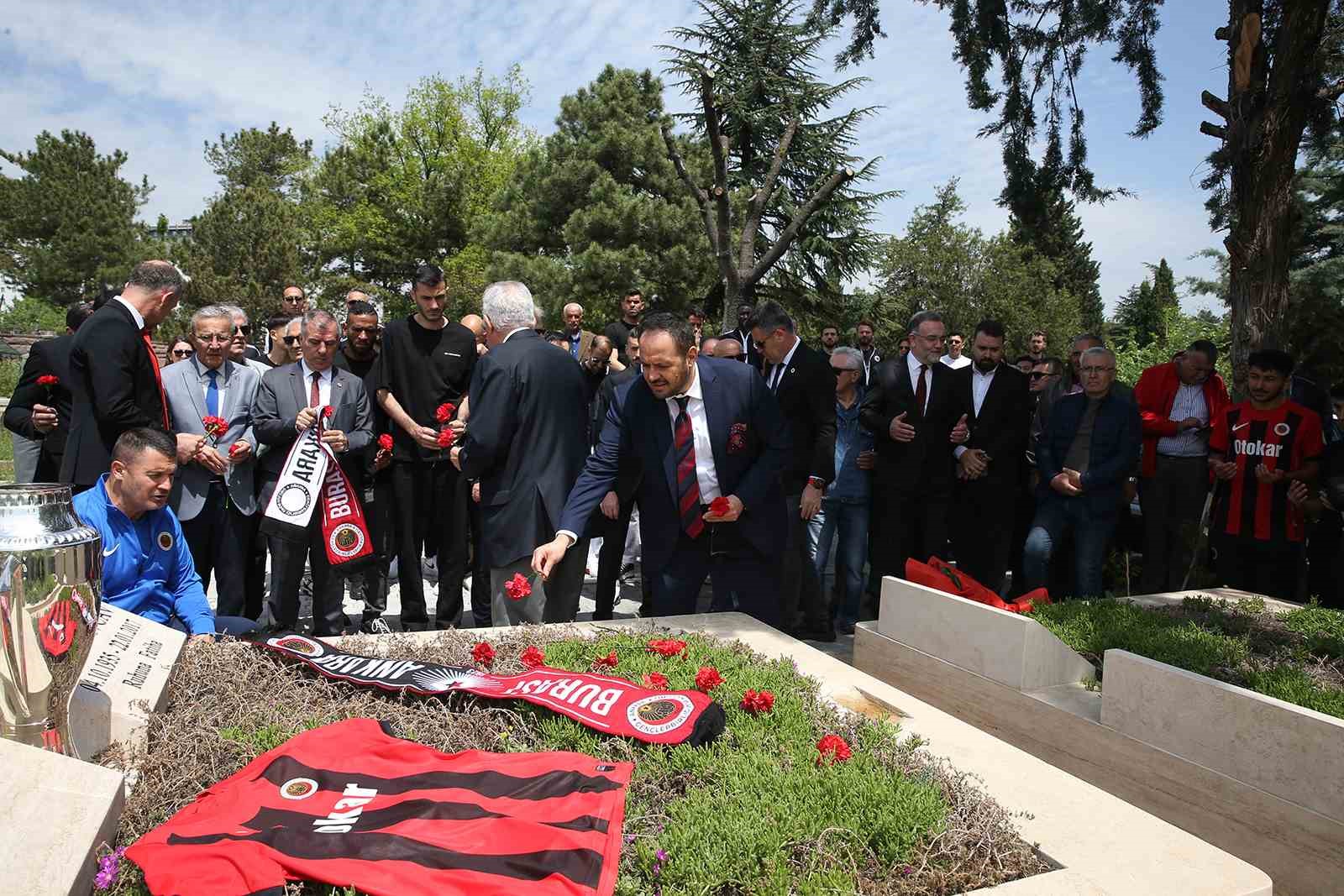 Gençlerbirliği camiası, İlhan Cavcav’ın mezarını ziyaret etti