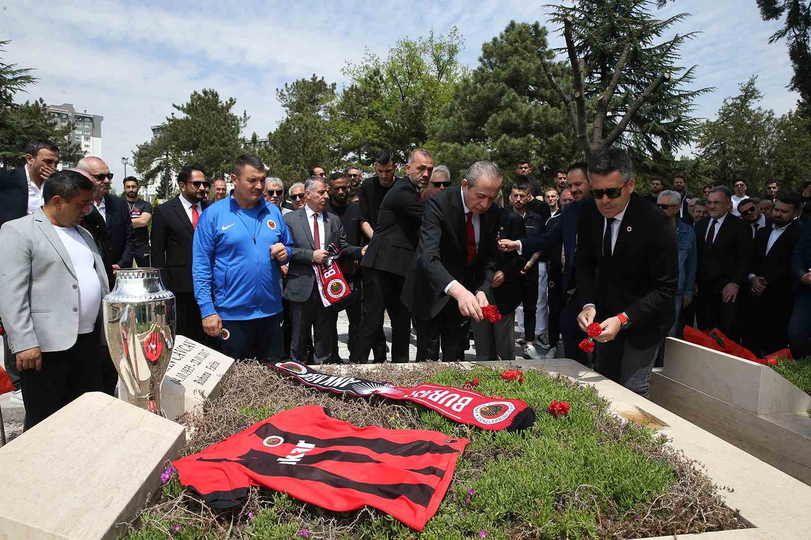 Gen&ccedil;lerbirliği camiası, İlhan Cavcav&rsquo;ın mezarını ziyaret etti
