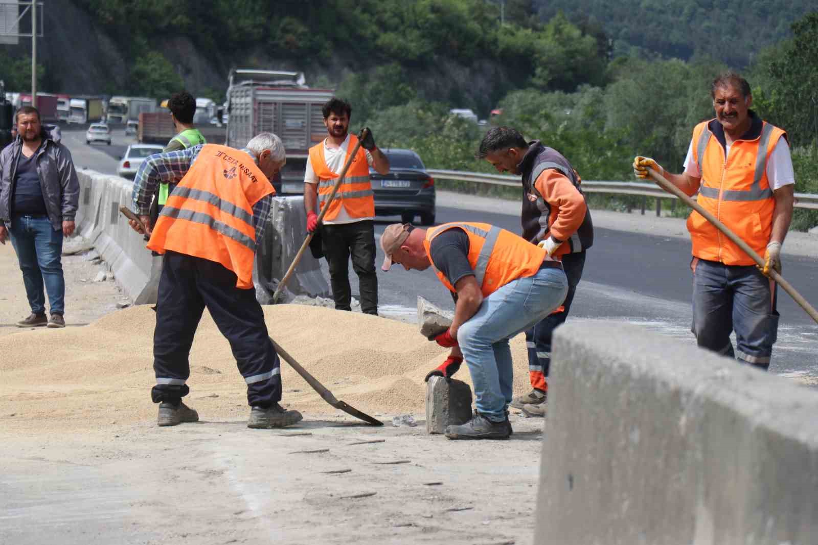 25 ton tavuk yemi D-650’ye savrulmuştu: Kapalı olan yol 2 saat sonra ulaşıma açıldı