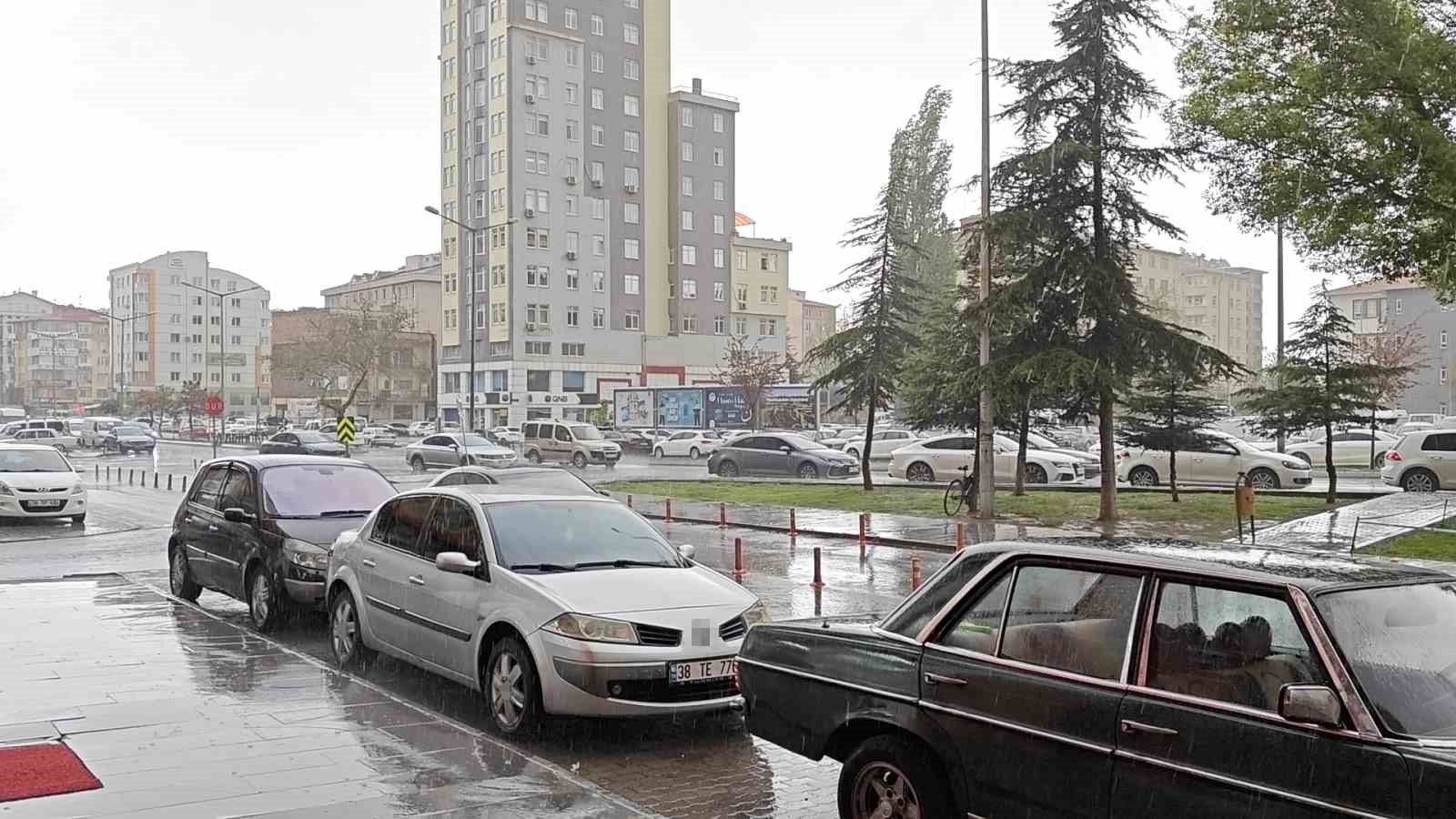 Sağanak bastırdı, vatandaşlar ne yapacağını şaşırdı