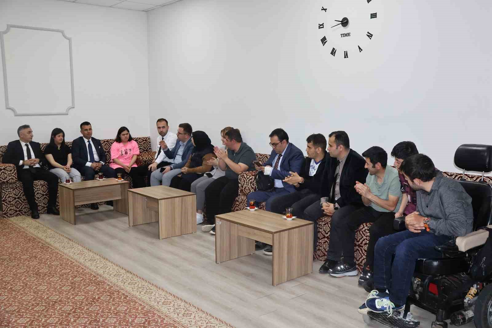 Engelliler Haftası&rsquo;nda g&ouml;n&uuml;llere dokunan ziyaretler
