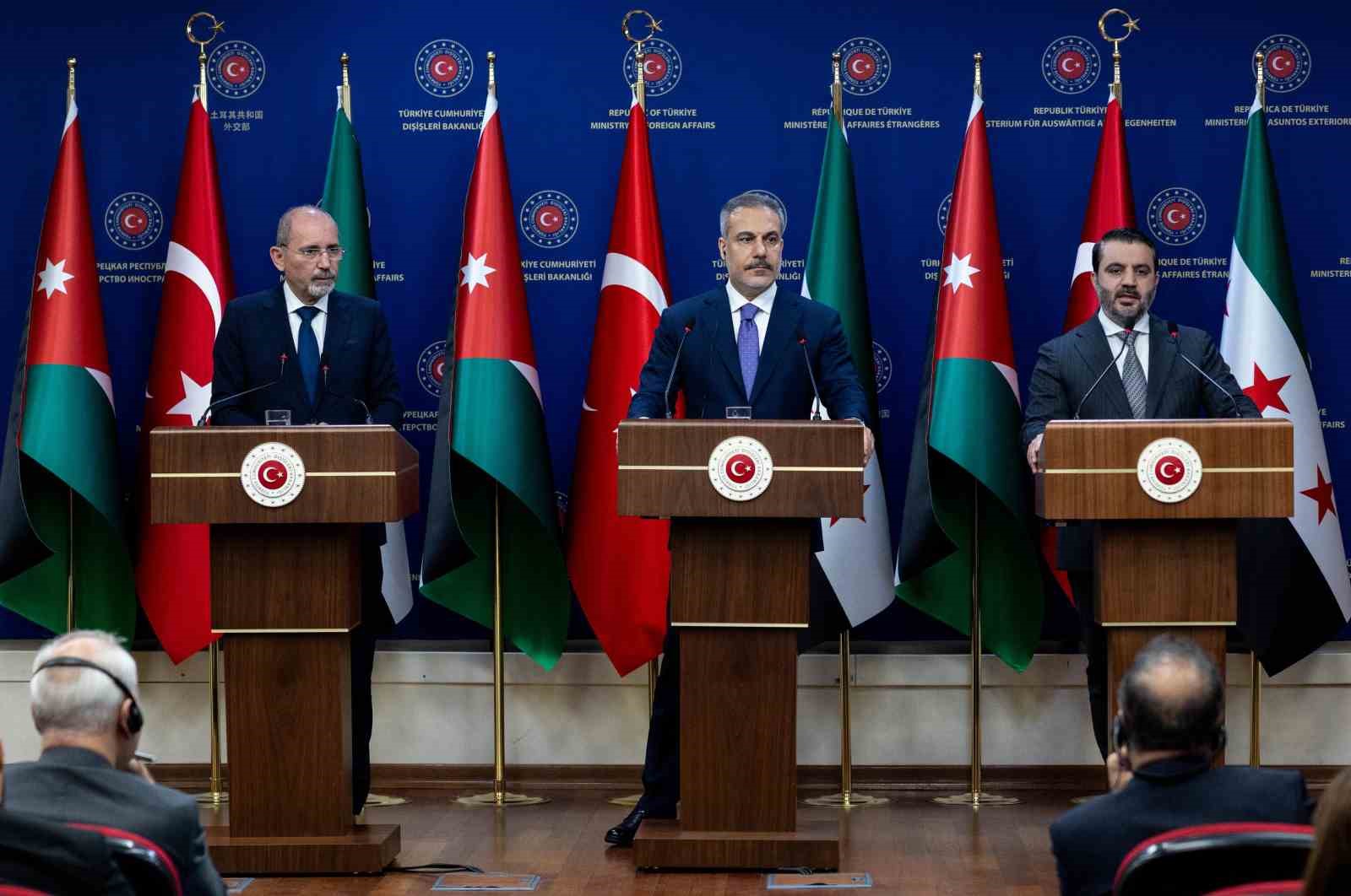 Dışişleri Bakanı Fidan, &Uuml;rd&uuml;nl&uuml; ve Suriyeli mevkiidaşları ile ortak basın toplantısında konuştu
