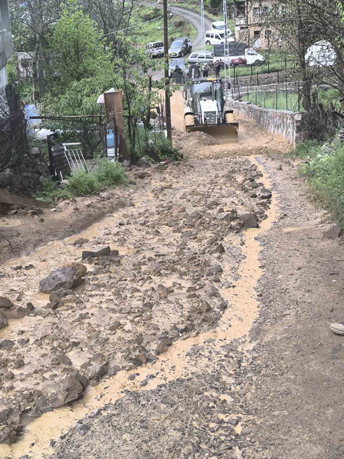 Sivas&rsquo;ta sağanak sonrasında ahır, sel sularına teslim oldu
