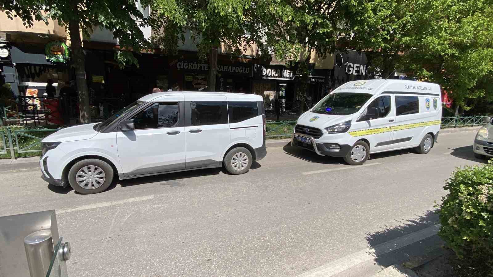 Eskişehir&rsquo;de temizlik g&ouml;revlileri, &ccedil;&ouml;p yerine tabanca topladı
