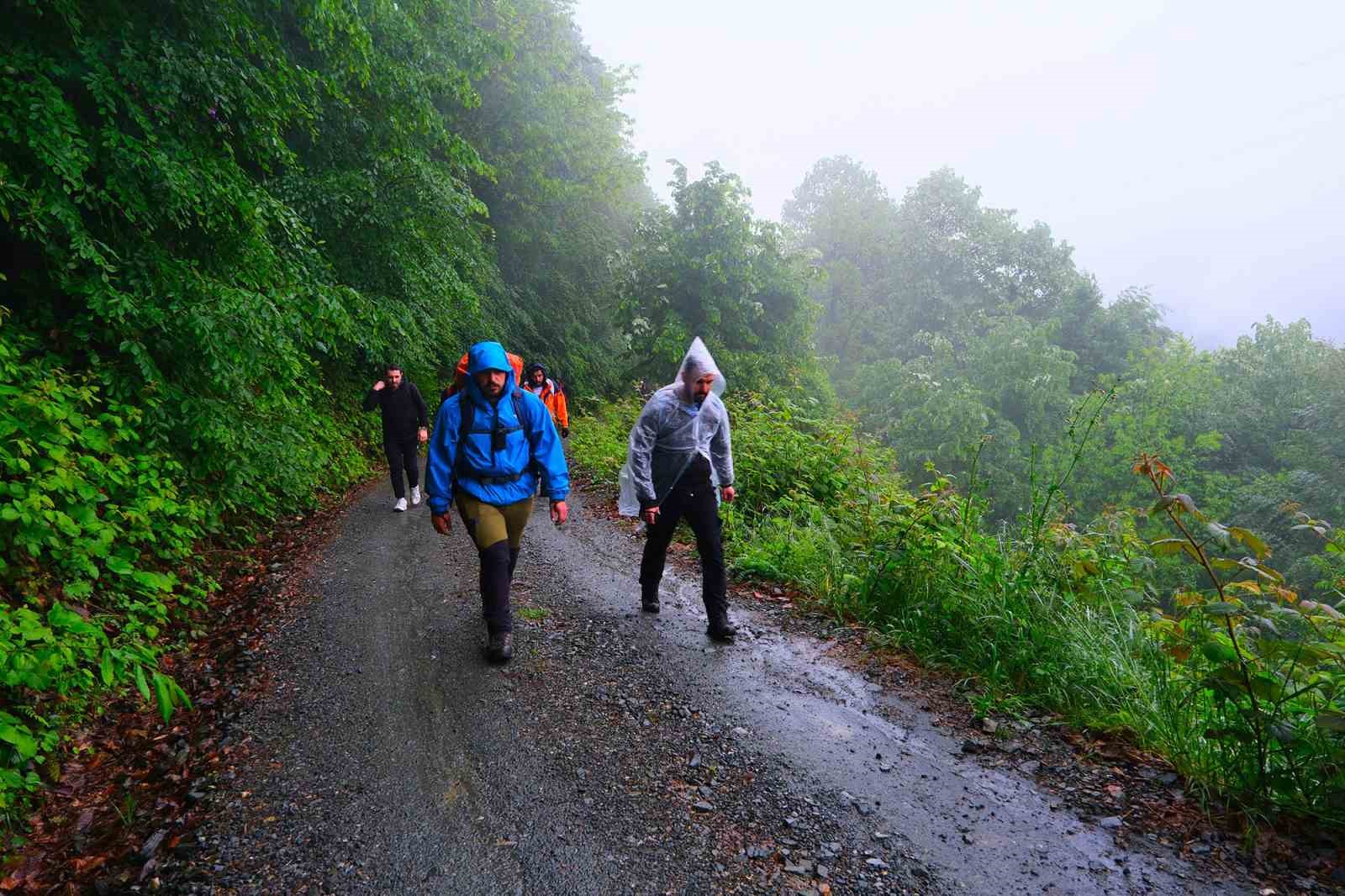 Hafif yağmur eşliğinde tabiatı keşfettiler