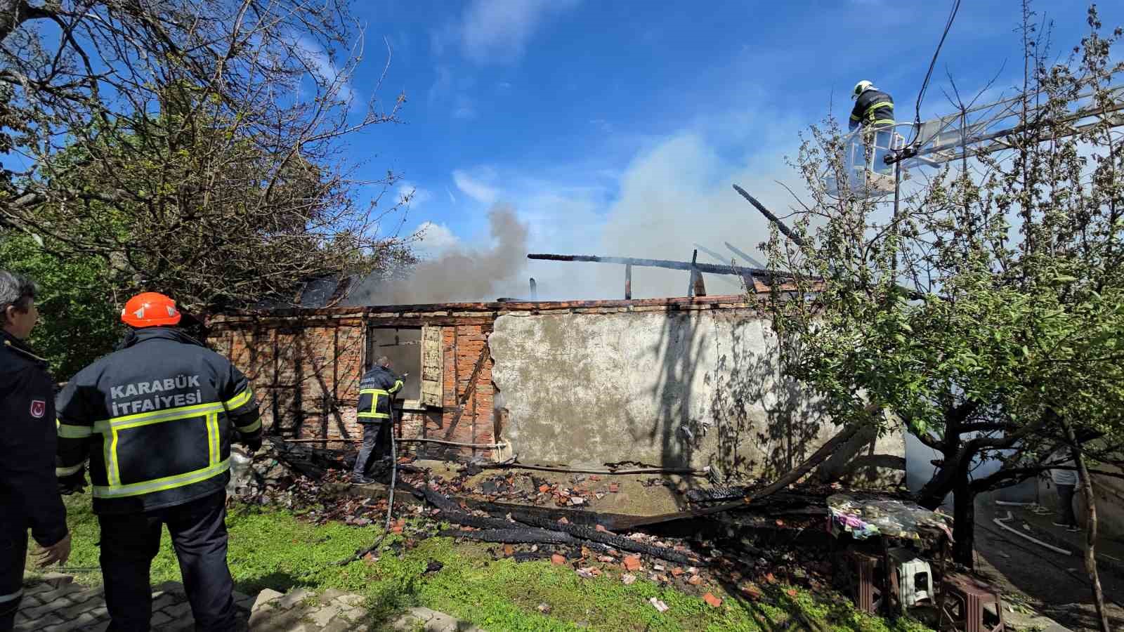 Karabük’te tek katlı ev alevlere teslim oldu