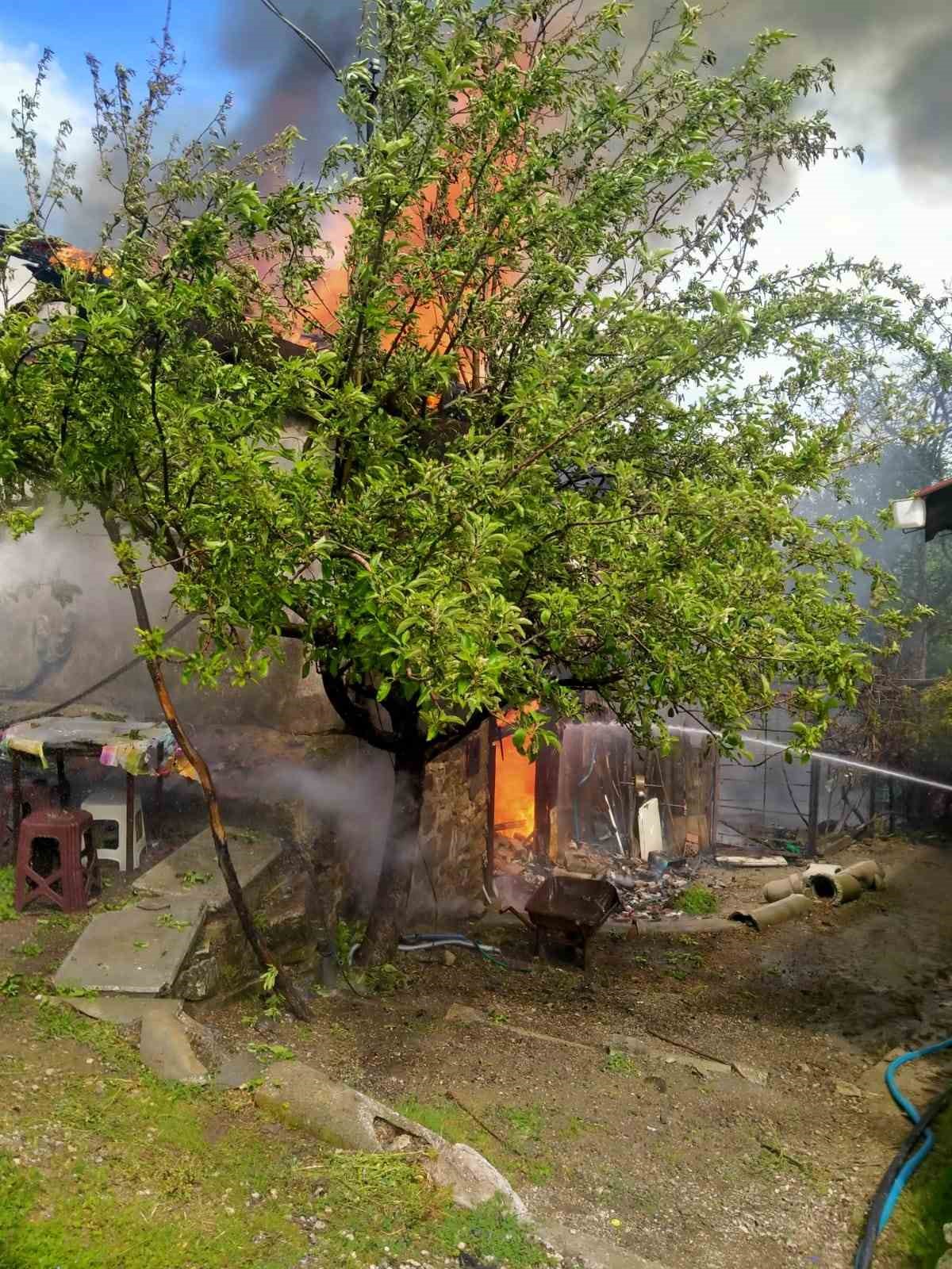 Karab&uuml;k&rsquo;te tek katlı ev alevlere teslim oldu
