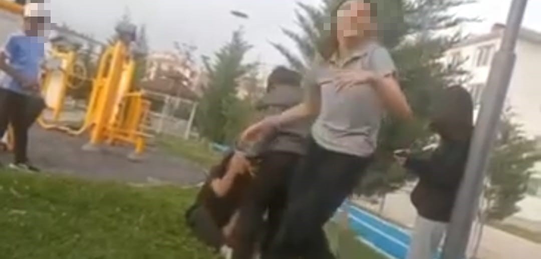 Arkadaşını öldüresiye darbeden kız çocukları o anları da kayda aldılar
