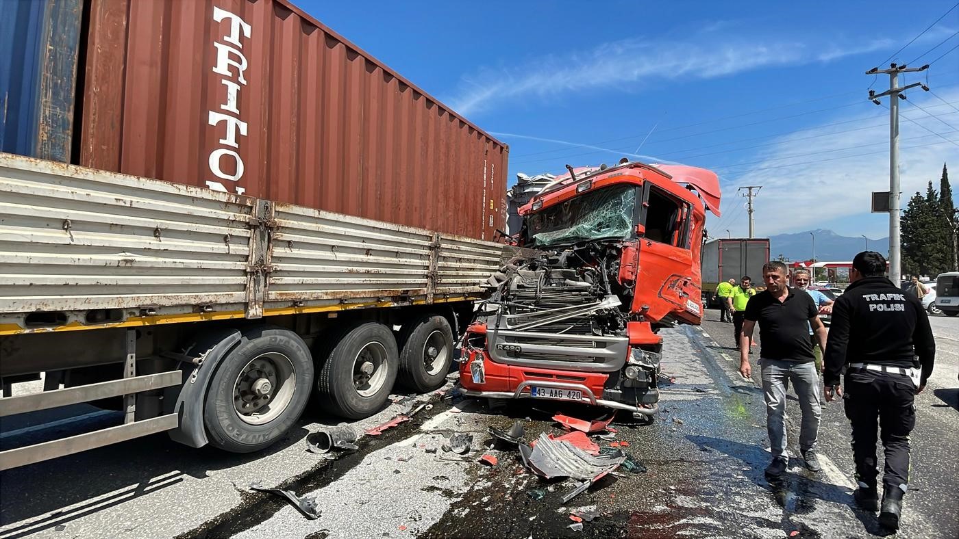 D-650’de 3 tır, 1 minibüsün karıştığı zincirleme kazada yol savaş alanına döndü