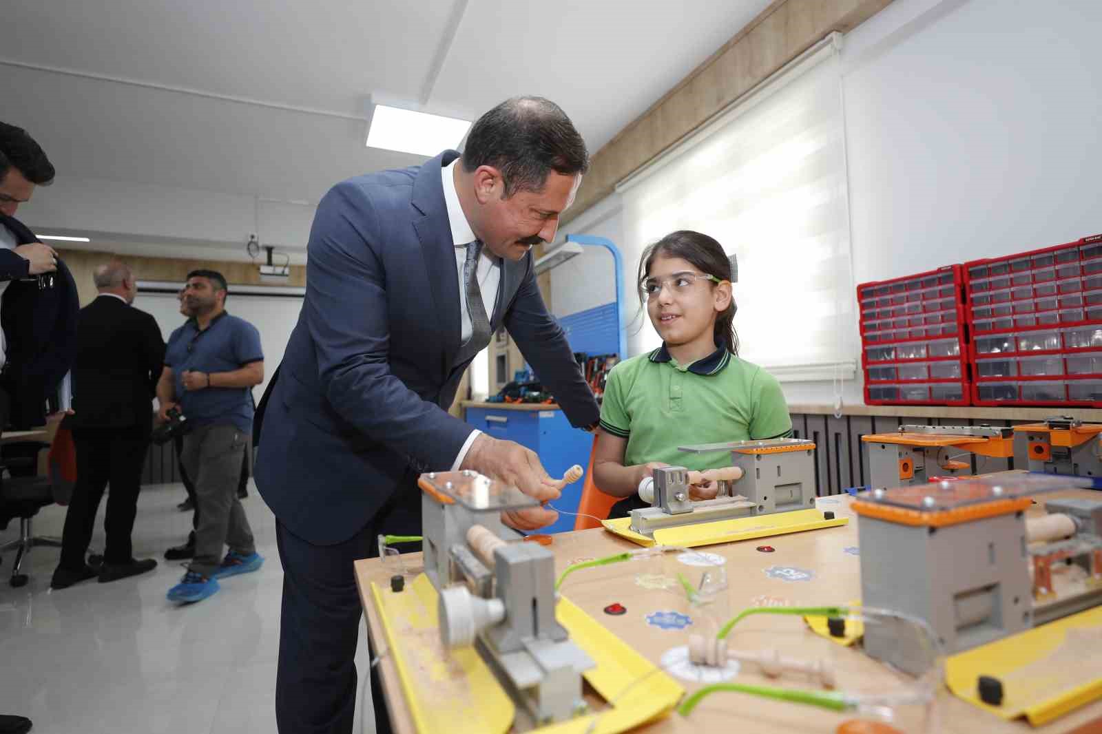 Depremzede &ccedil;ocuklara umut olacak M2 STEAM merkezinin a&ccedil;ılışı ger&ccedil;ekleştirildi
