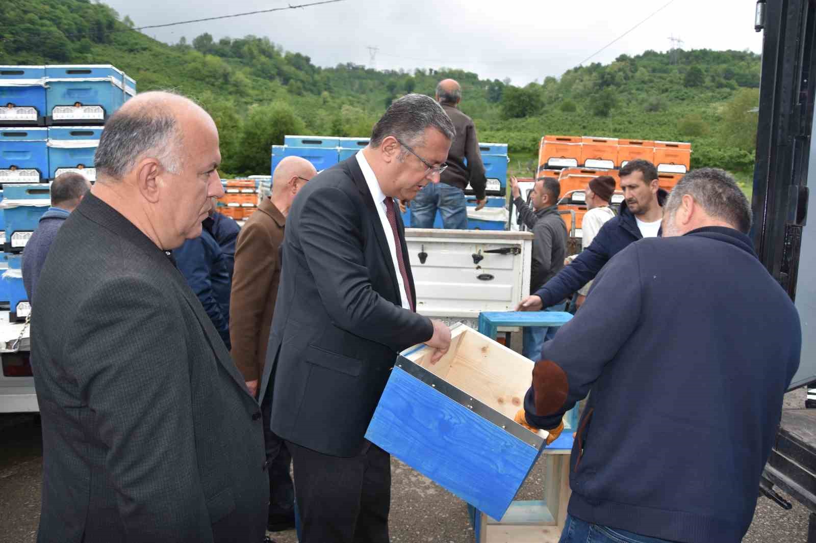 Ordu’da 48 üreticiye 2 bin 400 adet arılı kovan desteği verildi