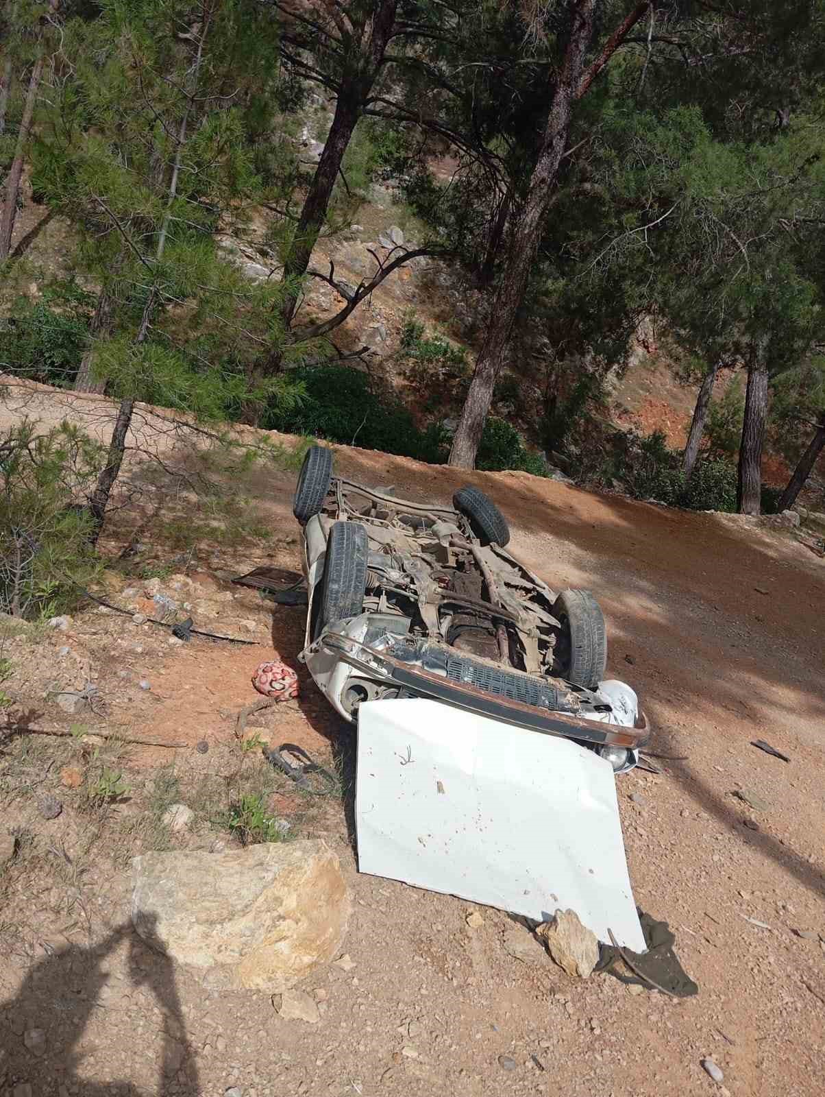 Gazipaşa’da şarampole uçan otomobilin sürücüsü yaralandı