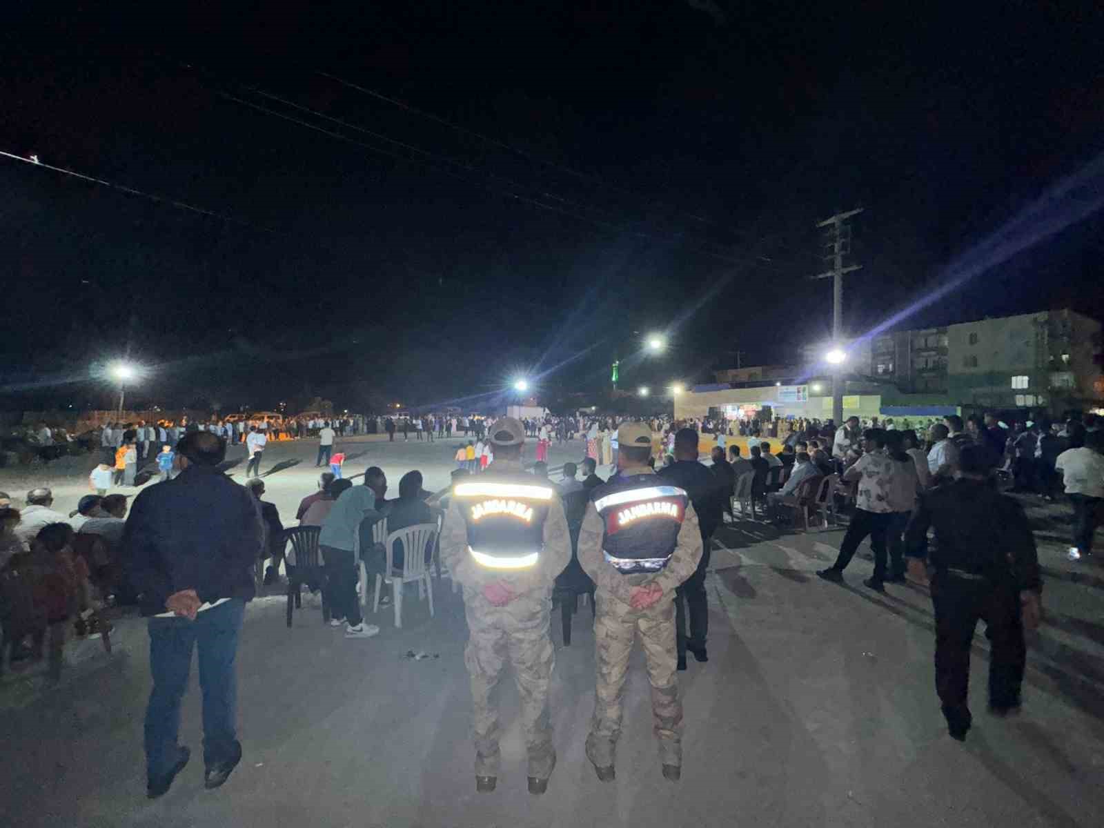 Jandarmadan d&uuml;ğ&uuml;n mesaisi
