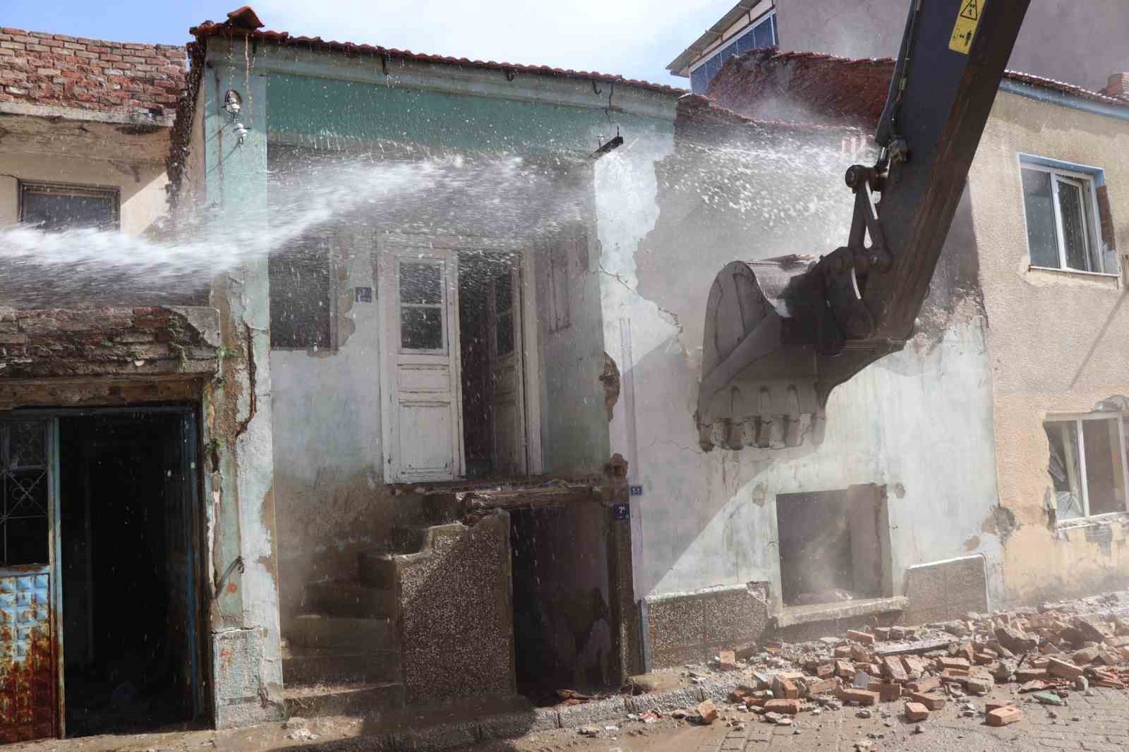 Nazilli’de metruk binalar yıkılıyor