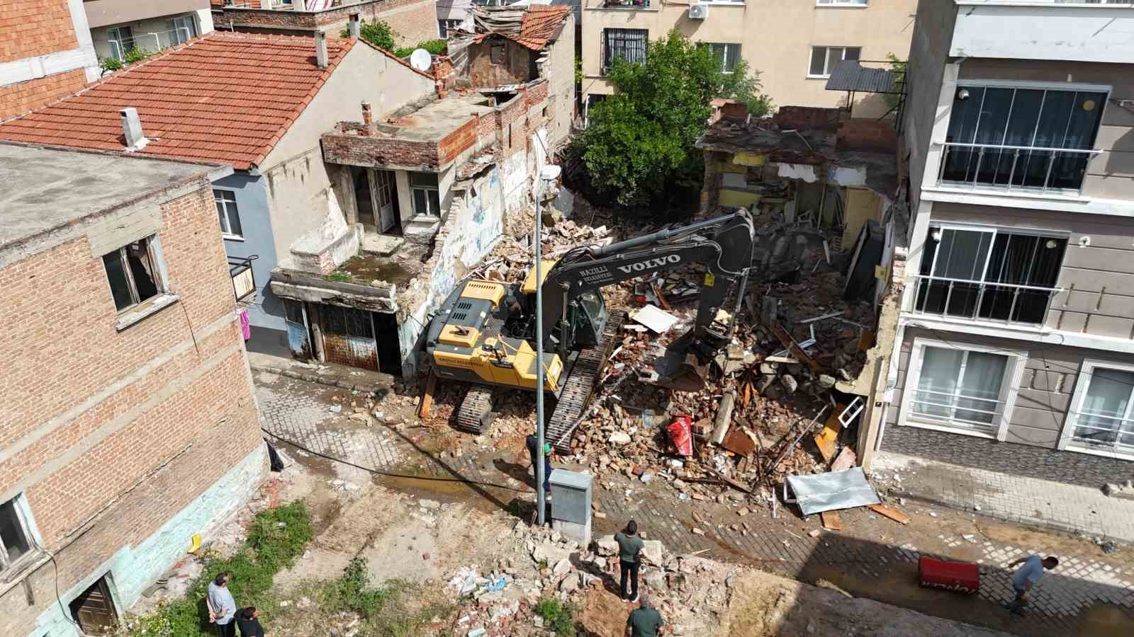 Nazilli&rsquo;de metruk binalar yıkılıyor
