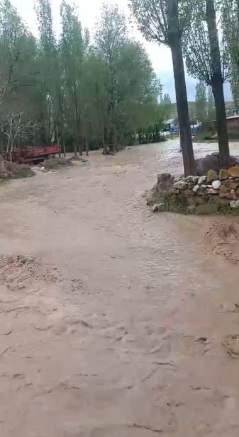 Sivas&rsquo;ta dere taştı, k&ouml;y&uuml;n sokakları nehre d&ouml;nd&uuml;
