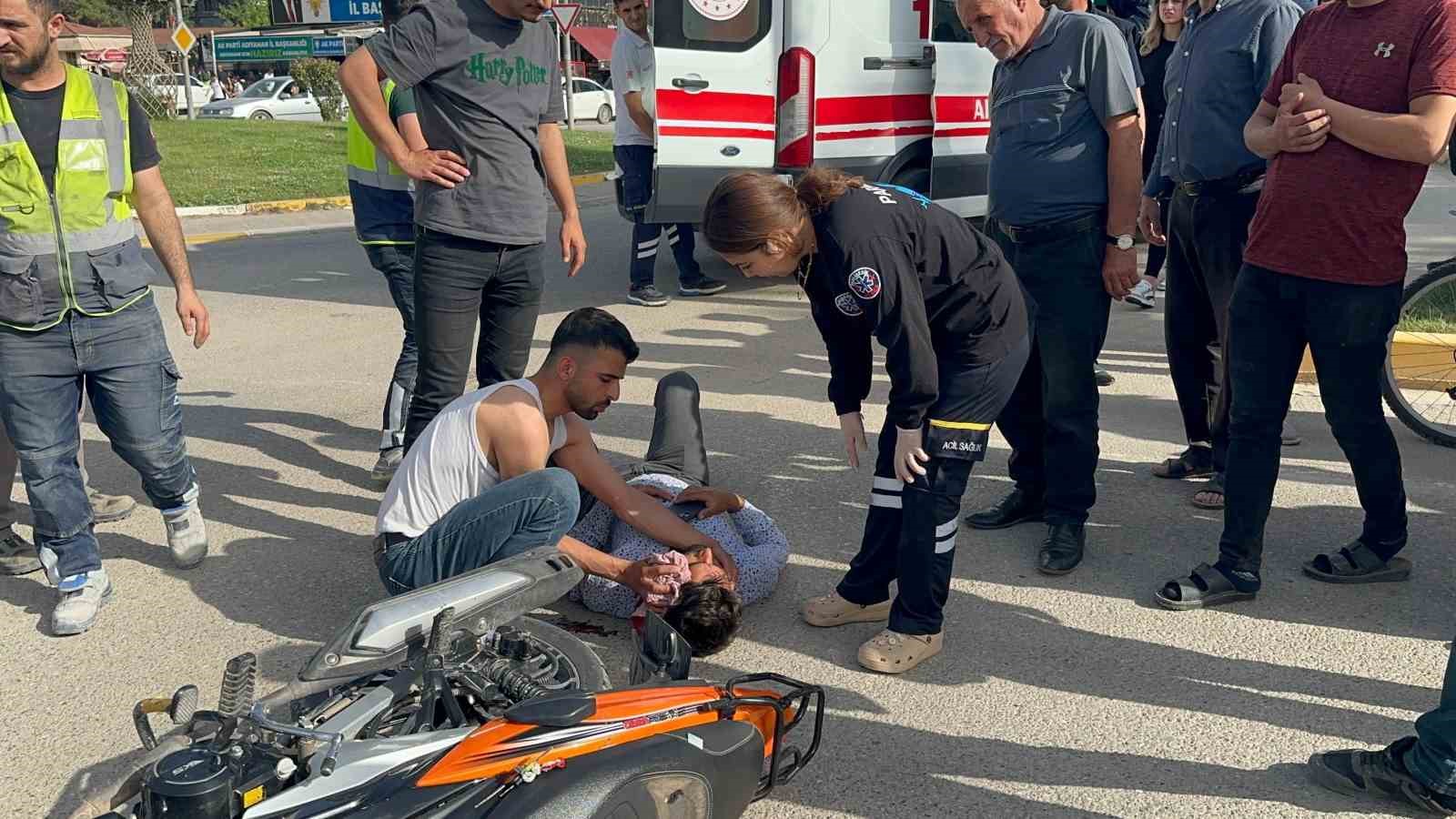 Otomobil ile motosiklet çarpıştı: 2 yaralı
