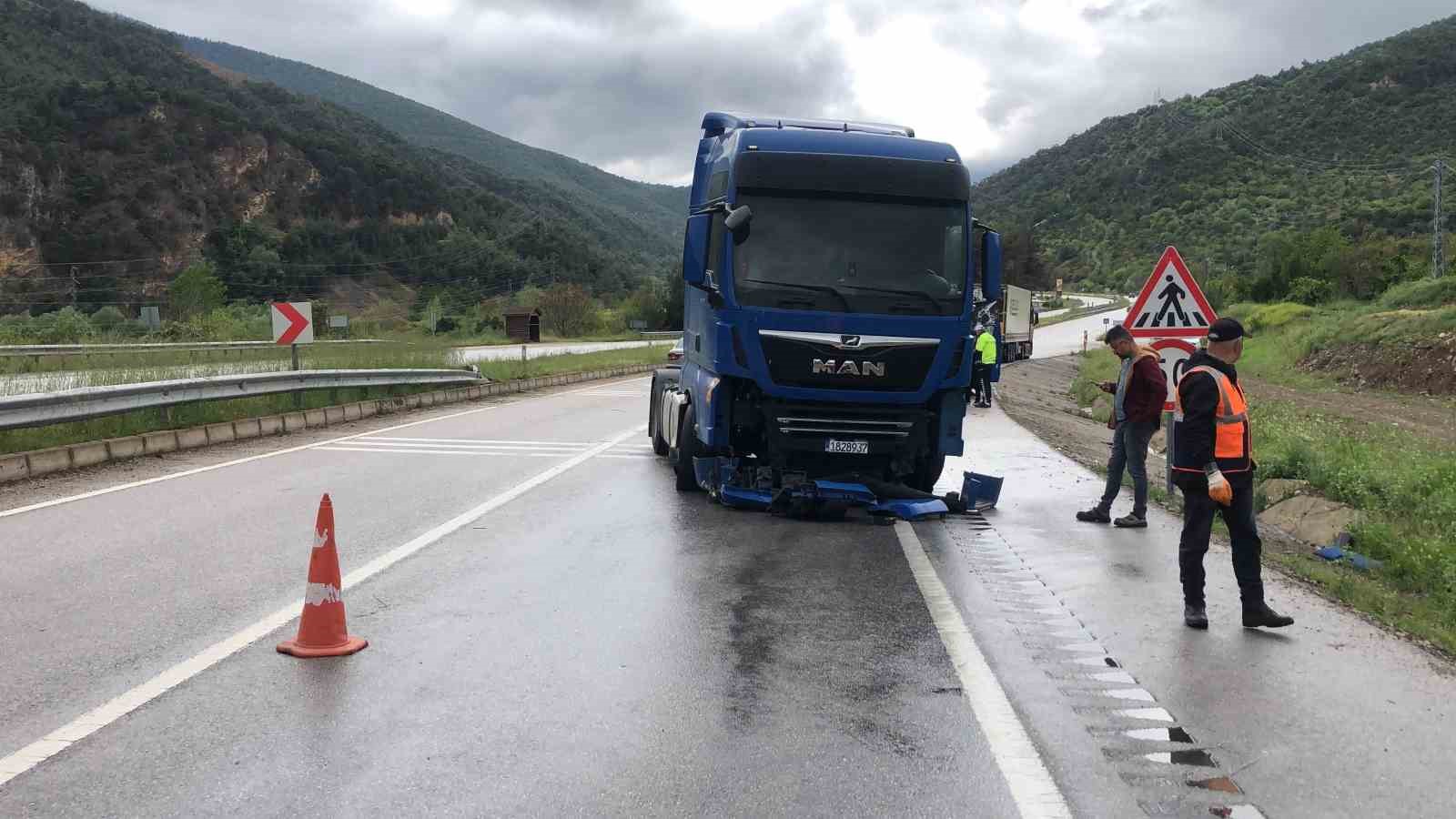 Amasya’da kontrolden çıkan tır karşı şeride geçti: 1 yaralı