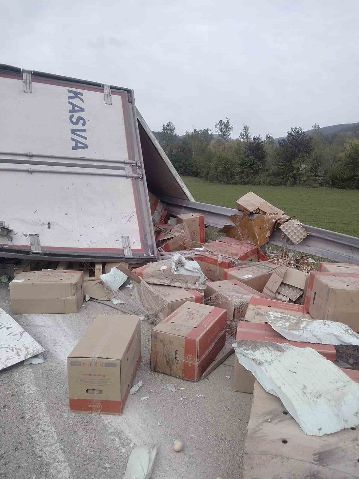 Bolu&rsquo;da yumurta y&uuml;kl&uuml; tır devrildi: 1 yaralı
