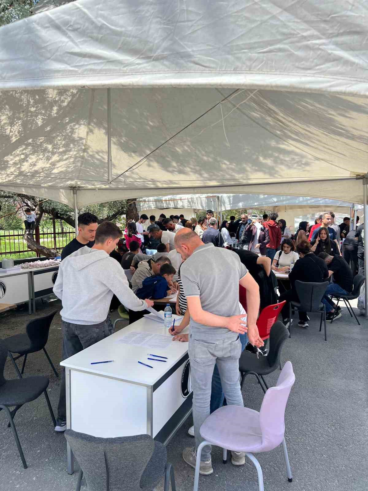 Liseli gen&ccedil;lerden kan bağışı rekoru
