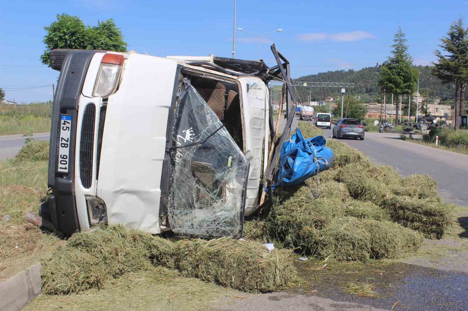 Kaza yapan kamyondaki saman balyaları yola sa&ccedil;ıldı
