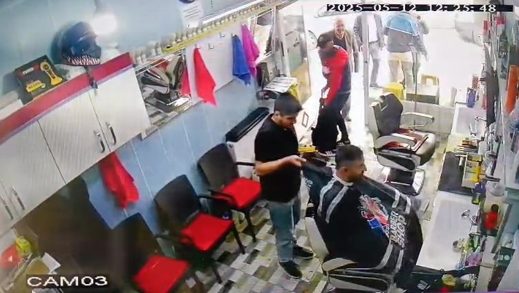 Berberde 3 dakika arayla depreme yakalandıkları anlar kamerada