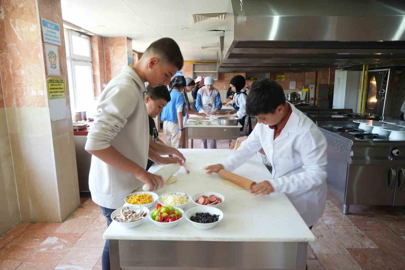Muş’ta beceri atölyesi açıldı: Öğrenciler mesleklerle tanışıyor