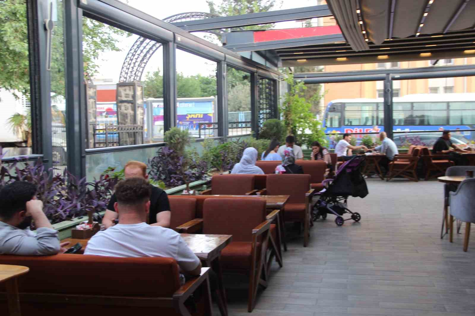 Şırnak&rsquo;ta bir işletme PKK&rsquo;nın fesih kararını yaptığı ikramlarla kutladı
