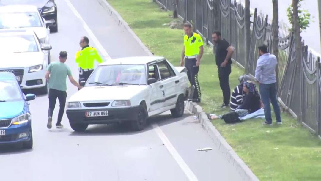 Kaza yapan otomobili polisler iterek yol kenarına &ccedil;ekti
