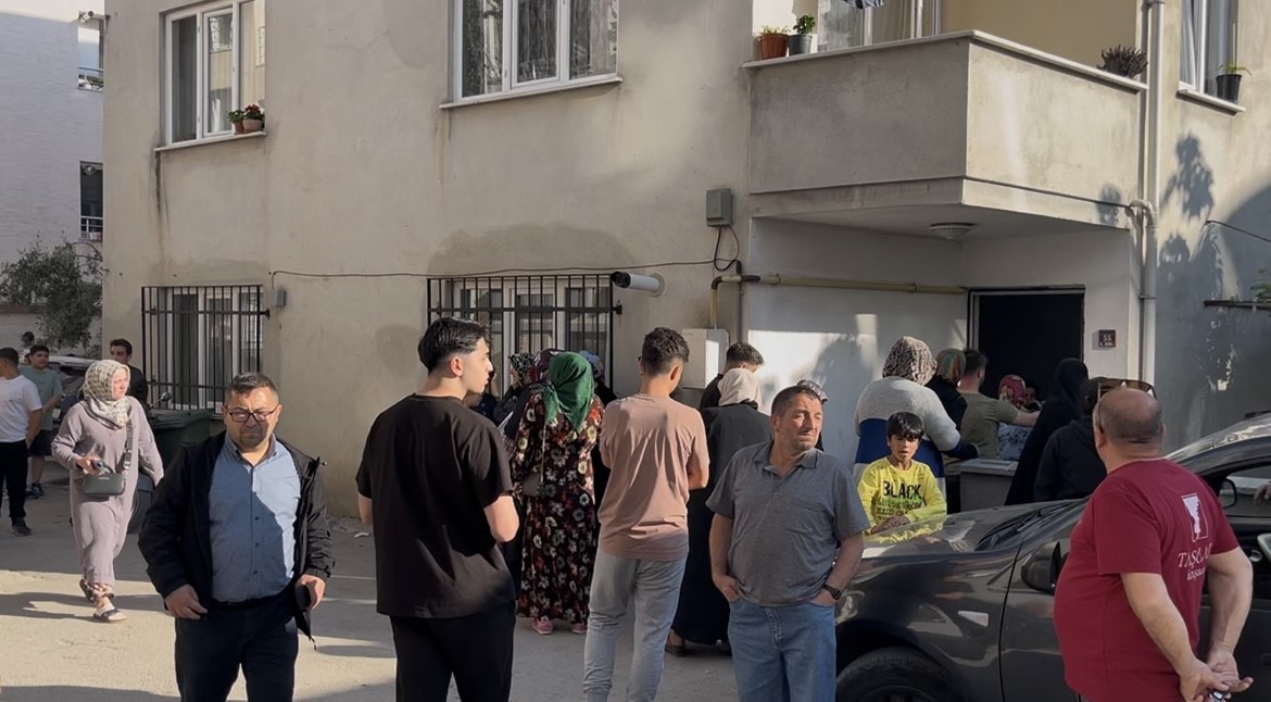 Bursa&rsquo;da &ccedil;&ouml;p atma kavgası: 1&rsquo;i ağır 3 yaralı
