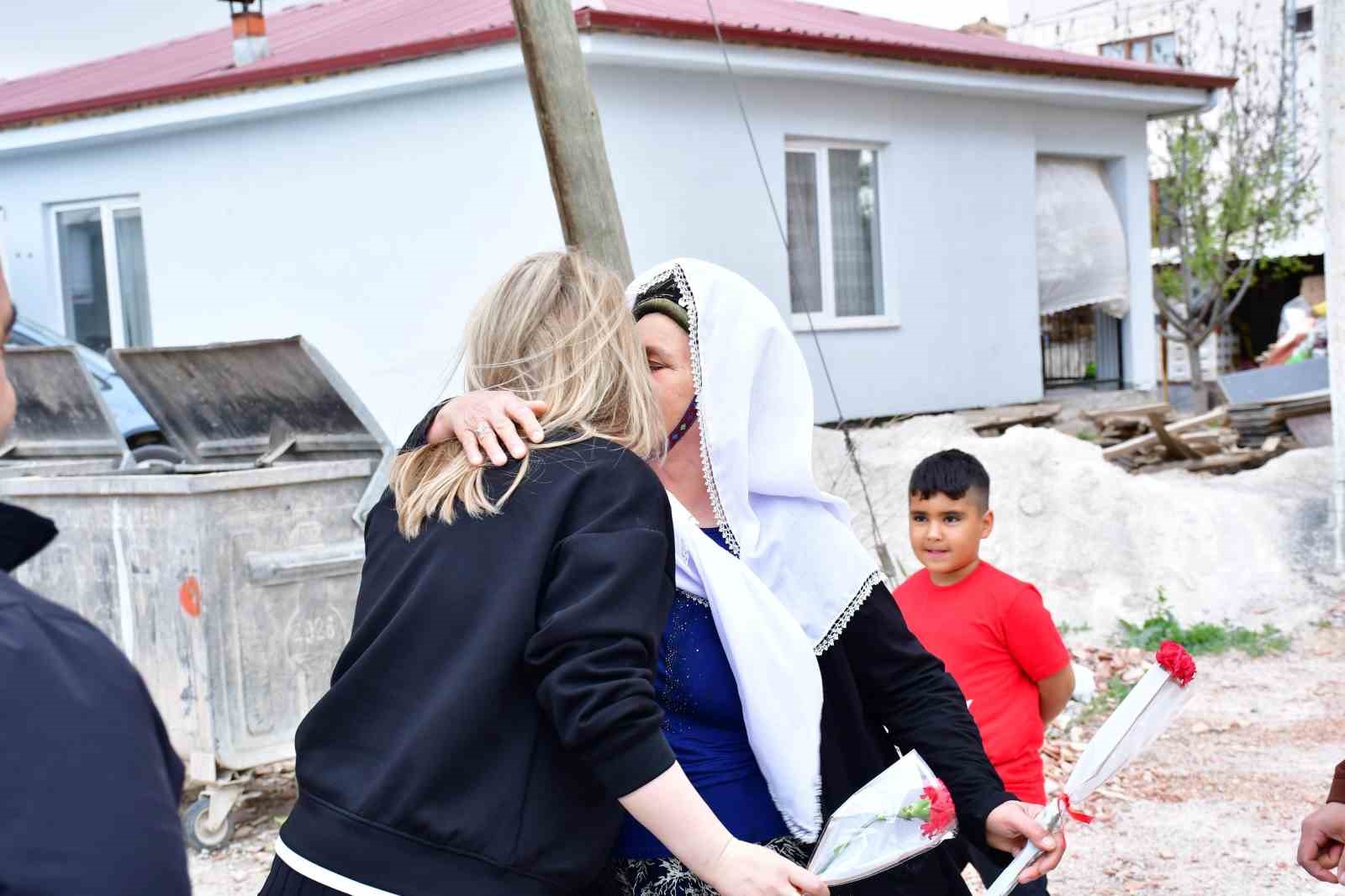 Milletvekili &Ouml;lmeztoprak&rsquo;tan şehit annesine Anneler G&uuml;n&uuml; ziyareti
