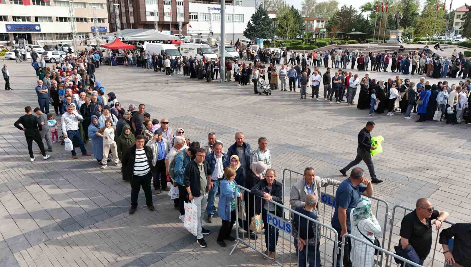 Ücretsiz olduğunu duyanlar akın etti, izdihamı önlemek için üç ayrı nokta oluşturuldu